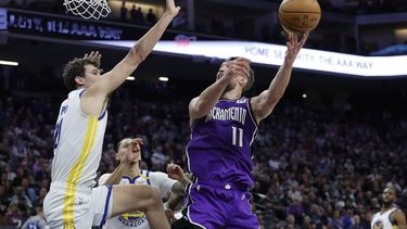 epa11846269 Sacramento Kings forward Domantas Sabonis (R) goes to the basket as Golden State Warriors center Quinten Post (L) defends during the second half of the NBA game between the Golden State Warriors and the Sacramento Kings in Sacramento, California, USA, 22 January 2025.  EPA/JOHN G. MABANGLO  SHUTTERSTOCK OUT