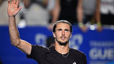 Germany’s Alexander Zverev waves to the crowd after defeating Italy’s Matteo Arnaldi during their 2025 Mexico ATP Open 500 men´s singles tennis match at the Arena GNP Seguros in Acapulco, Guerrero State, Mexico on February 25, 2025.  
CARL DE SOUZA / AFP