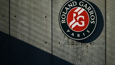 This photograph shows the logo of the Roland-Garros tournement during a men's singles match on day one of the Roland-Garros Open tennis tournament at the Court Suzanne-Lenglen in Paris on May 28, 2023. 
Emmanuel DUNAND / AFP