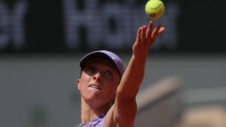 epa13001946 Iga Swiatek of Poland in action during her Women's 3rd round match against Magda Linette of Poland at the French Open Grand Slam tennis tournament at Roland Garros in Paris, France, 29 May 2026.  EPA/TERESA SUAREZ