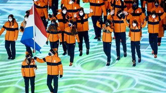 BEIJING - Kunstschaatsster Lindsay van Zundert en schaatser Kjeld Nuis dragen de Nederlandse vlag tijdens de openingsceremonie van de Olympische Winterspelen 2022 in het Vogelnest-stadion van Beijing, China. ANP KOEN VAN WEEL