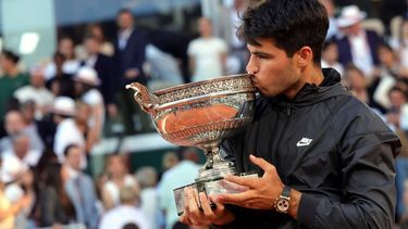 epa11400511 Carlos Alcaraz of Spain kisses the Coupe des Mousquetaires trophy after winning his Men’s Singles final match against Alexander Zverev of Germany during the French Open Grand Slam tennis tournament at Roland Garros in Paris, France, 09 June 2024.  EPA/TERESA SUAREZ
