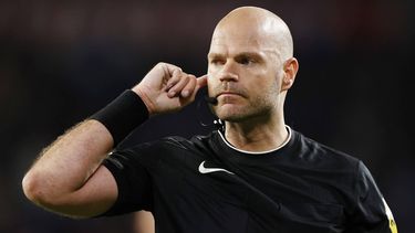 EINDHOVEN - referee Rob Dieperink tijdens de Nederlandse Eredivisie wedstrijd tussen PSV Eindhoven en Fortuna Sittard in het Phillips stadion op 3 mei 2025 in Eindhoven, Nederland. ANP MAURICE VAN STEEN