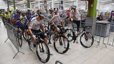 epa11559460 The pack of riders wait inside a shopping centre for the departure of the sixth stage of the La Vuelta a Espana cycling race, over 185.5km km from Jerez de la Frontera to Yunquera, Spain, 22 August 2024.  EPA/JAVIER LIZON