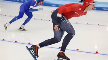 epa10982337 Davide Ghiotto of Italy (L) and Sander Eitrem of Norway in action during the men's 5000 m Division A race at the ISU Speed Skating World Cup in Beijing, China, 18 November, 2023.  EPA/ANDRES MARTINEZ CASARES