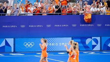 PARIJS - Publiek tijdens de groepswedstrijd van de Nederlandse hockeyvrouwen tegen Duitsland op de Olympische Spelen in Frankrijk. ANP IRIS VAN DEN BROEK