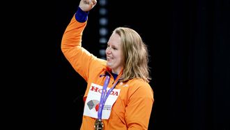 TOKIO - Jessica Schilder met haar gouden medaille tijdens de medaille ceremonie van het onderdeel 5000 meter tijdens de WK atletiek in het Japan National Stadium. ANP ROBIN VAN LONKHUIJSEN