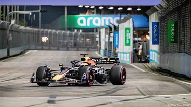 2023-09-16 22:09:20 epa10864606 Dutch Formula One driver Max Verstappen of Red Bull Racing in action during the qualifying session of the Formula 1 Singapore Grand Prix at the Marina Bay Street Circuit racetrack in Singapore, 16 September 2023.  EPA/TOM WHITE