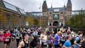 AMSTERDAM - Marathon lopers lopen onder het Rijksmuseum tijdens de 48e editie van de marathon van Amsterdam. ANP RAMON VAN FLYMEN