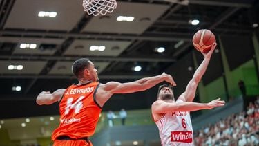 Netherlands' Jesse Edwards (L) and Austria's Daniel Friedrich vie for the ball during pre-qualification match for the 2027 Men's Basketball World Cup between Austria and the Netherlands in Schwechat, Austria, on August 13, 2025. 
GEORG HOCHMUTH / APA / AFP