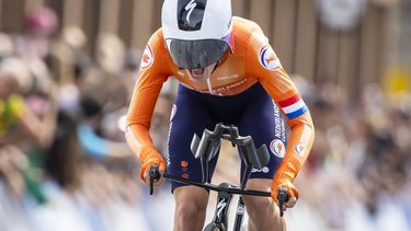 epa11619055 Silver medalist Demi Vollering of the Netherlands crosses the finish line the Women's Elite Individual Time Trial race at the 2024 UCI Road and Para-cycling Road World Championships in Zurich, Switzerland, 22 September 2024.  EPA/MICHAEL BUHOLZER