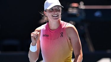 epa11843633 Iga Swiatek of Poland reacts during a quarterfinal match of the Australian Open against Emma Navarro of USA at Melbourne Park in Melbourne, Australia, 22 January 2025.  EPA/JAMES ROSS AUSTRALIA AND NEW ZEALAND OUT