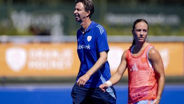 AMSTELVEEN - Bondscoach Raoul Ehren tijdens een training van het Nederlands elftal dames op de velden van Pinoké voorafgaand aan het WK hockey in eigen land. ROBIN VAN LONKHUIJSEN / ANP