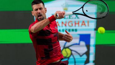 epa11643253 Novak Djokovic of Serbia in action during his Men's Singels second round match against Alex Michelsen of USA at the Shanghai Masters tennis tournament in Shanghai, China, 05 October 2024.  EPA/ALEX PLAVEVSKI