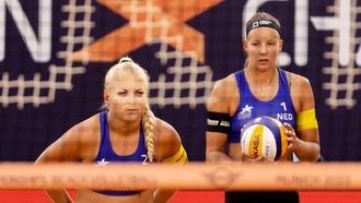 2022-08-19 11:03:53 MUNCHEN -  Raïsa Schoon (l) en Katja Stam tijdens de kwart finale beachvolleybal voor dames op de negende dag van het Multi-EK. De Duitse stad Munchen huisvest in 2022 een gecombineerd EK van diverse sporten. ANP IRIS VAN DEN BROEK