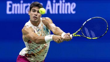2023-08-30 03:59:47 Spain's Carlos Alcaraz plays a backhand return against Germany's Dominik Koepfer during the US Open tennis tournament men's singles first round match at the USTA Billie Jean King National Tennis Center in New York City, on August 29, 2023. 
COREY SIPKIN / AFP
