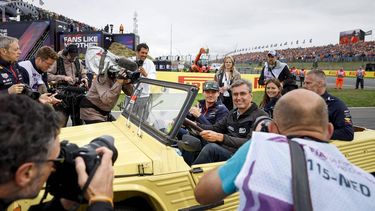 2023-08-27 13:15:05 ZANDVOORT - Max Verstappen (Red Bull Racing) tijdens de drivers parade voorafgaand aan de F1 Grand Prix van Nederland op het Circuit van Zandvoort op 27 augustus 2023 in Zandvoort, Nederland. ANP REMKO DE WAAL