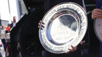 EINDHOVEN - De kampioensschaal arriveert in Eindhoven voorafgaand aan de huldiging van PSV in het Philips-stadion. De club is voor de derde keer op rij landskampioen in de Eredivisie geworden. Het is de 27e landstitel voor de Eindhovenaren. ROB ENGELAAR / ANP