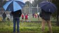 ROTTERDAM - Ouders langs het veld bij voetbalvereniging 
VOC. Clubs uit de amateursport hebben te maken met de nieuwe coronamaatregelen van het kabinet. Hierbij mogen toeschouwers slechts in beperkte aantallen aanwezig zijn en moeten de kantines van de sportverenigingen ook dicht. ANP PIETER STAM DE JONGE