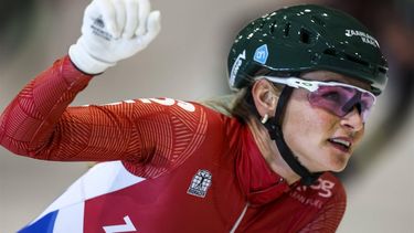 LEEUWARDEN - Schaatsster Irene Schouten juicht na het winnen tijdens de finale van de vrouwen op de marathon cup. Het is haar laatste wedstrijd omdat de 31-jarige drievoudig olympisch kampioene stopt met schaatsen. ANP VINCENT JANNINK