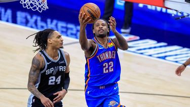 epa12985839 Oklahoma City Thunder guard Cason Wallace (R) makes a layup past San Antonio Spurs guard Devin Vassell (L) during Game 3 of the NBA Western Conference Finals between the San Antonio Spurs and the Oklahoma City Thunder in San Antonio, Texas, USA, 22 May 2026.  EPA/ADAM DAVIS SHUTTERSTOCK OUT