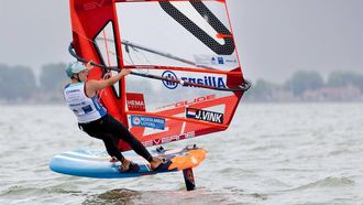 LELYSTAD - Joost Vink in actie tijdens zijn iQFOil men race op de Allianz Regatta zeilen. ANP IRIS VAN DEN BROEK