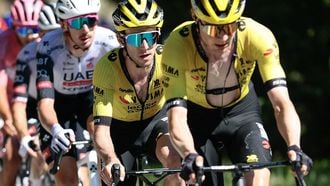 Team Visma-Lease a Bike's British rider Simon Yates  (2nd R) rides in the pack during the ascent of Col De Joux (Joux Pass) in the 19th stage of the 108th Giro d'Italia cycling race of 166kms from Biella to Champoluc on May 30, 2025. 
Luca Bettini / AFP