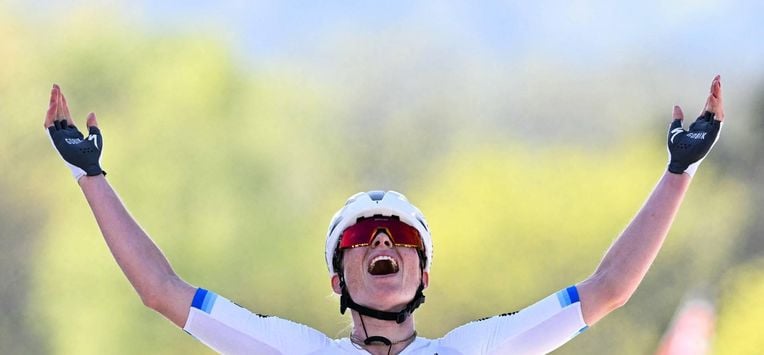 FDJ United - Suez's Dutch Demi Vollering celebrates as she crosses the finish line to win 'La Fleche Wallonne' one day cycling race, 141 km from Huy to Huy, on April 22, 2026. 
JOHN THYS / AFP