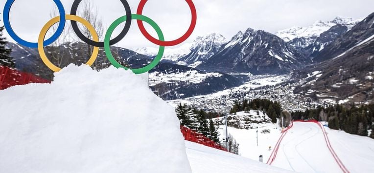 epa12708784 The Olympic rings are seen next to the Stelvio race track above the town of Bormio during the men's third official Alpine Skiing Downhill training at the 2026 Olympic Winter Games at the Stelvio Ski Center in Bormio, Italy, 06 February 2026.  EPA/MICHAEL BUHOLZER