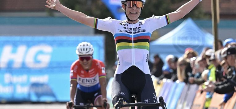 Netherlands' rider Lucinda Brand celebrates after winning the women’s elite race at the ‘Mosselcross’ cyclocross event, the first of seven events in the HG Cross competition, in Dendermonde on October 11, 2026.  
DAVID PINTENS / Belga / AFP