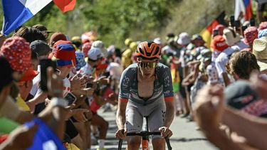 Netcompany INEOS team's Dutch rider Thymen Arensman cycles in the Alpe d'Huez ascent during the 19th stage of the 113th edition of the Tour de France cycling race, 127,9 km between Gap and Alpe d'Huez in the French Alps, on July 24, 2026. 
Loic VENANCE / AFP