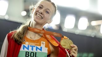 2023-08-24 22:29:48 BOEDAPEST - Femke Bol met een gouden medaille na de winst in de finale op de 400 meter horden tijdens de zesde dag van de wereldkampioenschappen atletiek. ANP ROBIN VAN LONKHUIJSEN