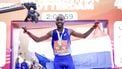 ROTTERDAM - Filmon Tesfu (NED) viert zijn overwinning van het NK op de finish van de 45e editie van de Marathon van Rotterdam. De wedstrijd geldt tevens als Nederlands kampioenschap. ROBIN VAN LONKHUIJSEN / ANP