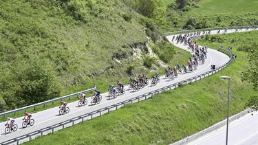 epa09948879 The pack of cyclists in action during the 9th stage of the 105th Giro d'Italia cycling tour, over 191 km from Isernia to Blockhaus (Chieti), Italy, 15 May 2022.  EPA/MAURIZIO BRAMBATTI