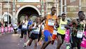 2022-10-16 09:12:49 AMSTERDAM - De kopgroep met in het geel Tsegaye Getachew (ETH), de latere winnaaer van de TCS Amsterdam Marathon. De marathon van Amsterdam, dient ook dit jaar als Nederlands kampioenschap. ANP IRIS VAN DEN BROEK