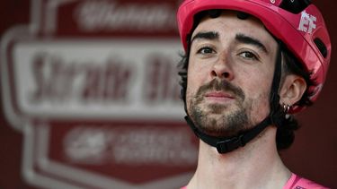 Team EF Education's Irish rider Ben Healy looks on before the 19th one-day classic 'Strade Bianche' (White Roads) cycling race between Siena and Siena, Tuscany, on March 8, 2025. 
Marco BERTORELLO / AFP