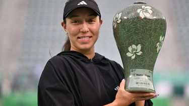 2023-10-15 10:12:09 USA's Jessica Pegula poses with her trophy following her victory against China's Yuan Yue in their women's final match at the Korea Open tennis championships in Seoul on October 15, 2023. 
Anthony WALLACE / AFP