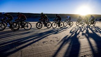 EGMOND AAN ZEE - Deelnemers in actie op het strand tijdens de 24e editie van de GP Groot Egmond-Pier-Egmond strandrace. Vanaf de boulevard in Egmond aan Zee namen zo'n 3.500 fietsers deel aan deze klassieke race. ANP ROBIN UTRECHT