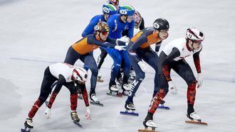 MILAAN - Friso Emons en Teun Boer tijdens de finale 5000 meter relay bij het shorttrack schaatsen in de Milano Ice Skating Arena op de Olympische Winterspelen van Milaan. IRIS VAN DEN BROEK / ANP