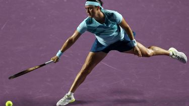 2023-11-02 00:31:30 epa10953663 Tunisian tennis player Ons Jabeur in action against Czech player Marketa Vondrousova during the WTA Finals in Cancun, Mexico, 01 November 2023.  EPA/ALONSO CUPUL