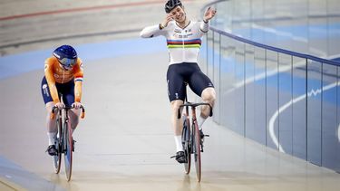 APELDOORN - Steffie van der Peet en Harrie Lavreysen tijdens een training met de Nederlandse selectie in Omnisport Apeldoorn dat gaat deelnemen aan het WK baanwielrennen welke in het Deense Ballerup gehouden wordt. ANP ROBIN VAN LONKHUIJSEN