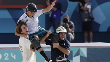 Australia's Keegan Palmer (C) is carried in triumph by US' Tate Carew (L) and Brazil's Pedro Barros after winning the gold medal at the end of the men's park skateboarding final during the Paris 2024 Olympic Games at La Concorde in Paris on August 7, 2024.  
Odd ANDERSEN / AFP