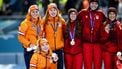 MILAAN - (l-r) Joy Beune, Marijke Groenewoud, Antoinette Rijpma-de Jong op het podium naast team Canada en Japan na afloop van de finale ploegenachtervolging vrouwen bij het langebaanschaatsen in het Milano Speed Skating Stadium op de Olympische Winterspelen van Milaan. SEM VAN DER WAL / ANP