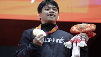 epa12480744 Carlos Edriel Yulo of the Philippines at the medal ceremony of the Men’s Vault Finals the Men's Artistic Gymnastics - Apparatus Finals at the FIG Artistic Gymnastics World Championships 2025 in Jakarta, Indonesia, 25 October, 2025.  EPA/MAST IRHAM
