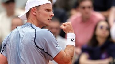 epa13006587 Jesper de Jong of the Netherlands during his Men's 4th round match against Alexander Zverev of Germany at the French Open Grand Slam tennis tournament at Roland Garros in Paris, France, 31 May 2026.  EPA/TERESA SUAREZ