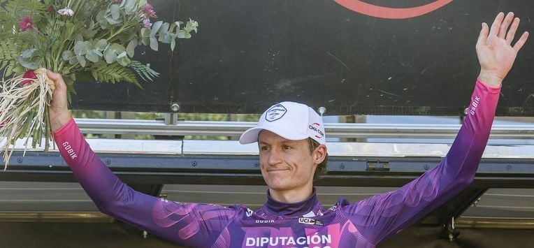 epa13155788 Austrian cyclist Felix Gall of the Decathlon team celebrates on the podium after retaining the lead in the general classification after the fourth stage of the Vuelta a Burgos, between Palazuelos de Muno and Briviesca, Spain, 07 August 2026.  EPA/Santi Otero