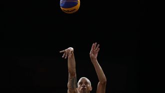 epa11528971 Worthy de Jong of the Netherlands in action during the Men's gold medal game France vs the Netherlands of the 3x3 Basketball competitions in the Paris 2024 Olympic Games, at La Concorde in Paris, France, 05 August 2024.  EPA/YOAN VALAT