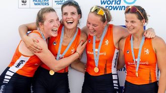 SHANGHAI -  Tessa Dullemans, Willemijn Mulder, Margot Leeuwenburgh en Lisa Bruijnincx met gouden medailles tijdens de medaille ceremonie voor de finale Vrouwen Dubbelvier op de WK roeien in Shanghai. ANP IRIS VAN DEN BROEK