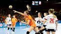 2023-03-04 20:13:58 EINDHOVEN - Kelly Dulfer in actie tijdens de Golden League handbalwedstrijd Nederland tegen Noorwegen. ANP IRIS VAN DEN BROEK