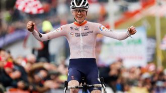 2023-02-04 15:59:27 HOOGERHEIDE - Fem van Empel viert haar overwinning tijdens het WK veldrijden in Noord-Brabant. ANP BAS CZERWINSKI